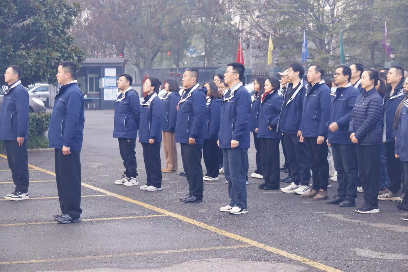 晨光映旗起新篇，凝新奮進(jìn)新征程